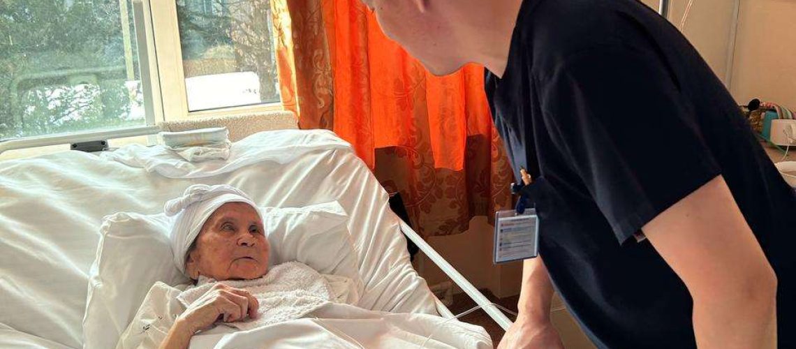 Травматологи Национального госпиталя вставили бедренный стержень 102-летеней пациентке рус